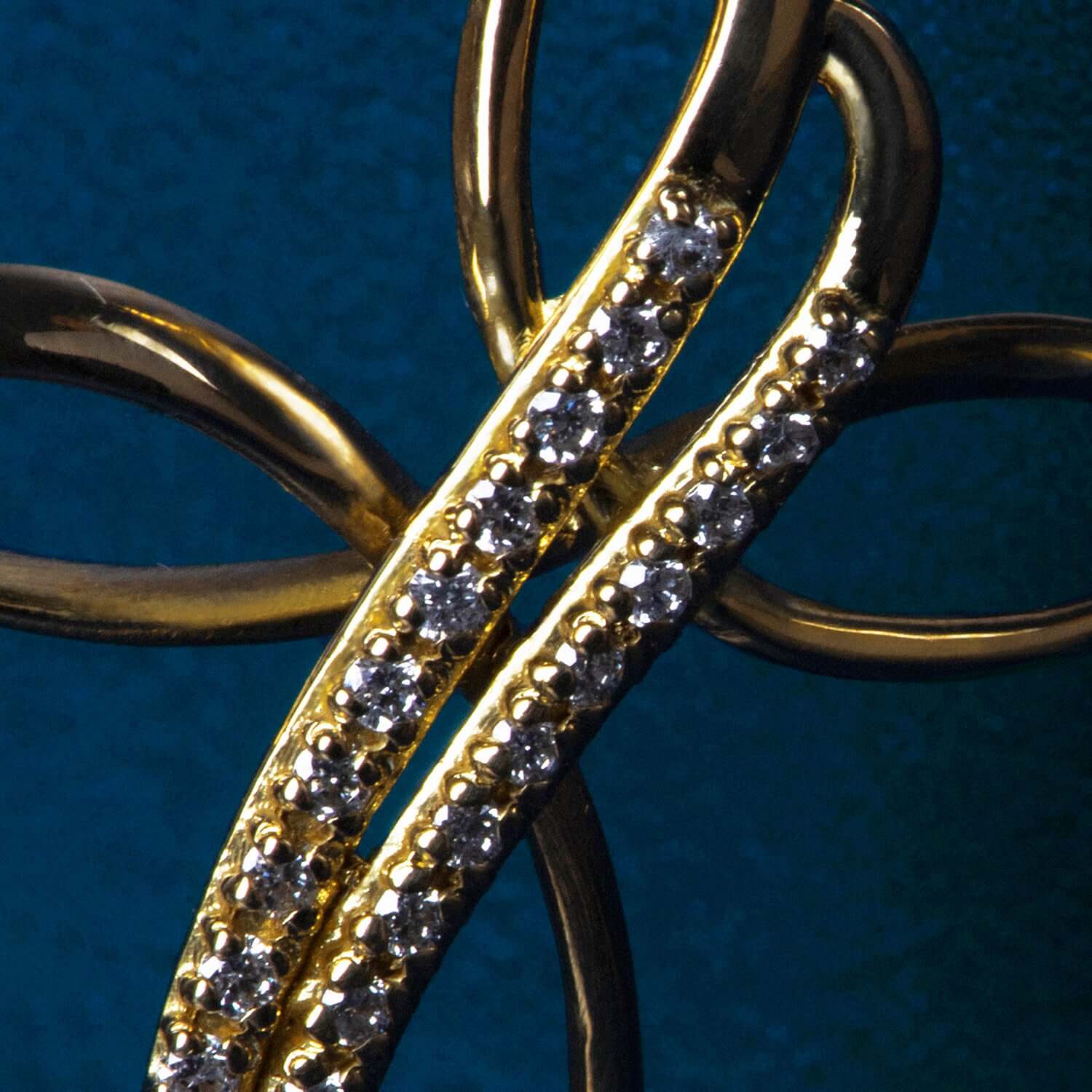 CROSS NECKLACE - DIAMONDS AND GOLD - Image 3