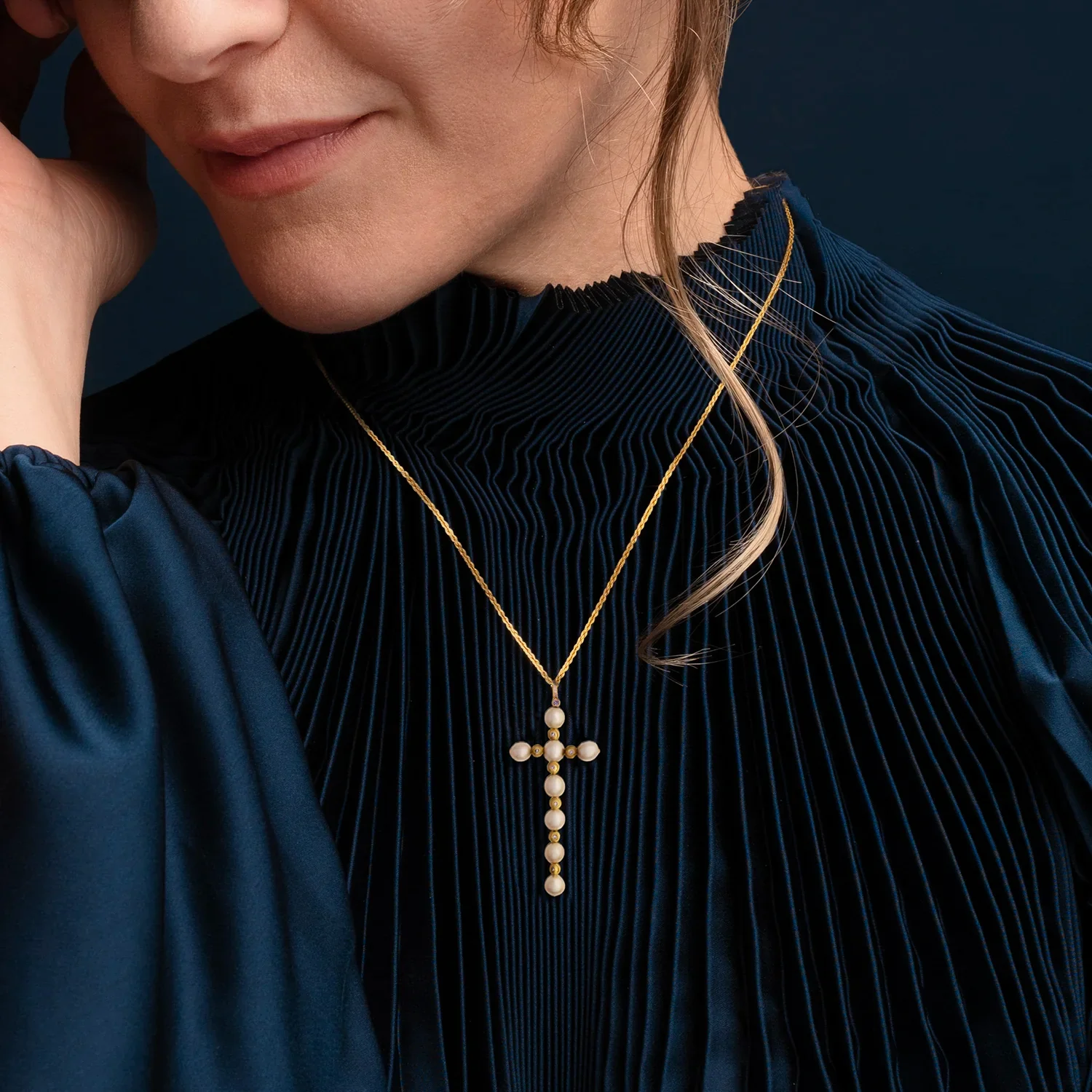 CROSS NECKLACE - PEARLS AND GOLD - Image 2