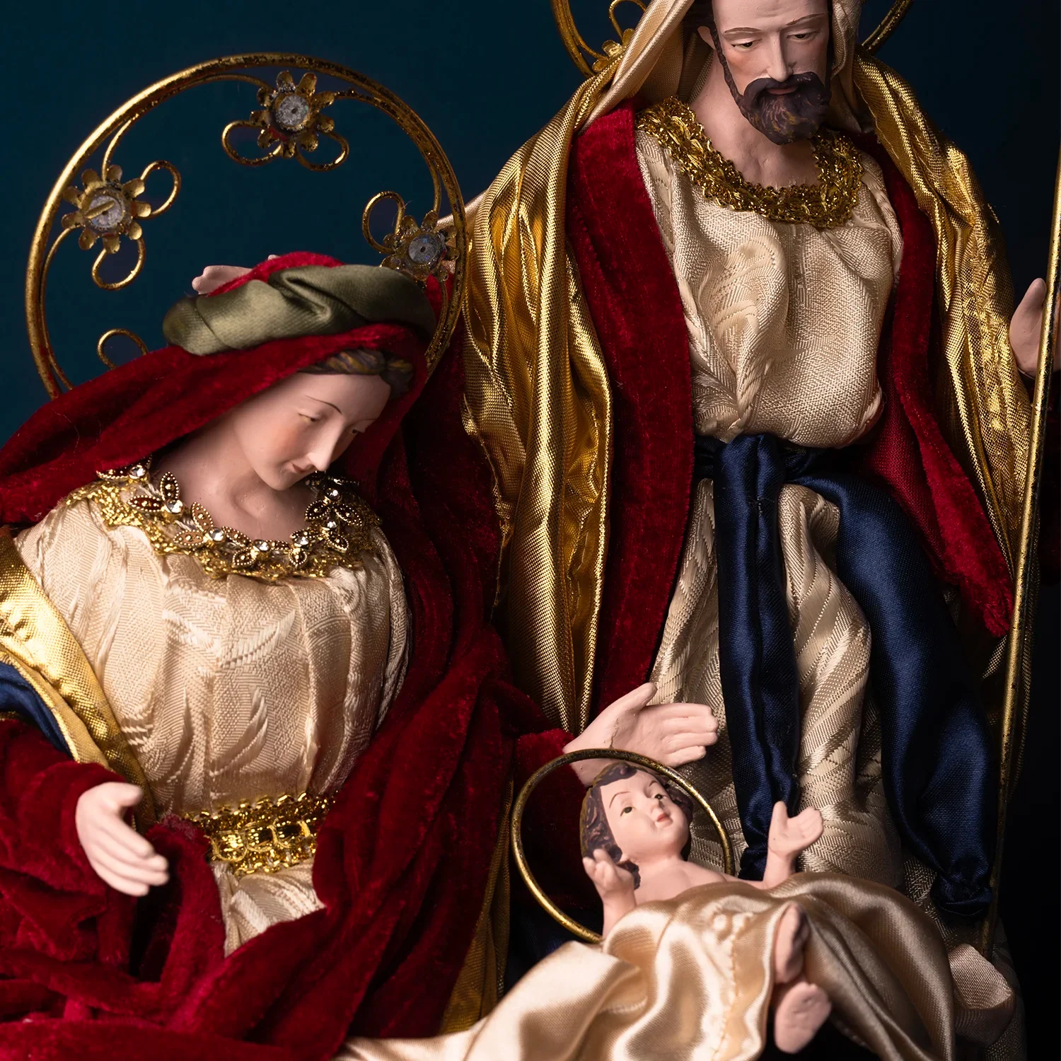HOLY FAMILY - NATIVITY SET WITH FABRIC CLOTHING - Image 3