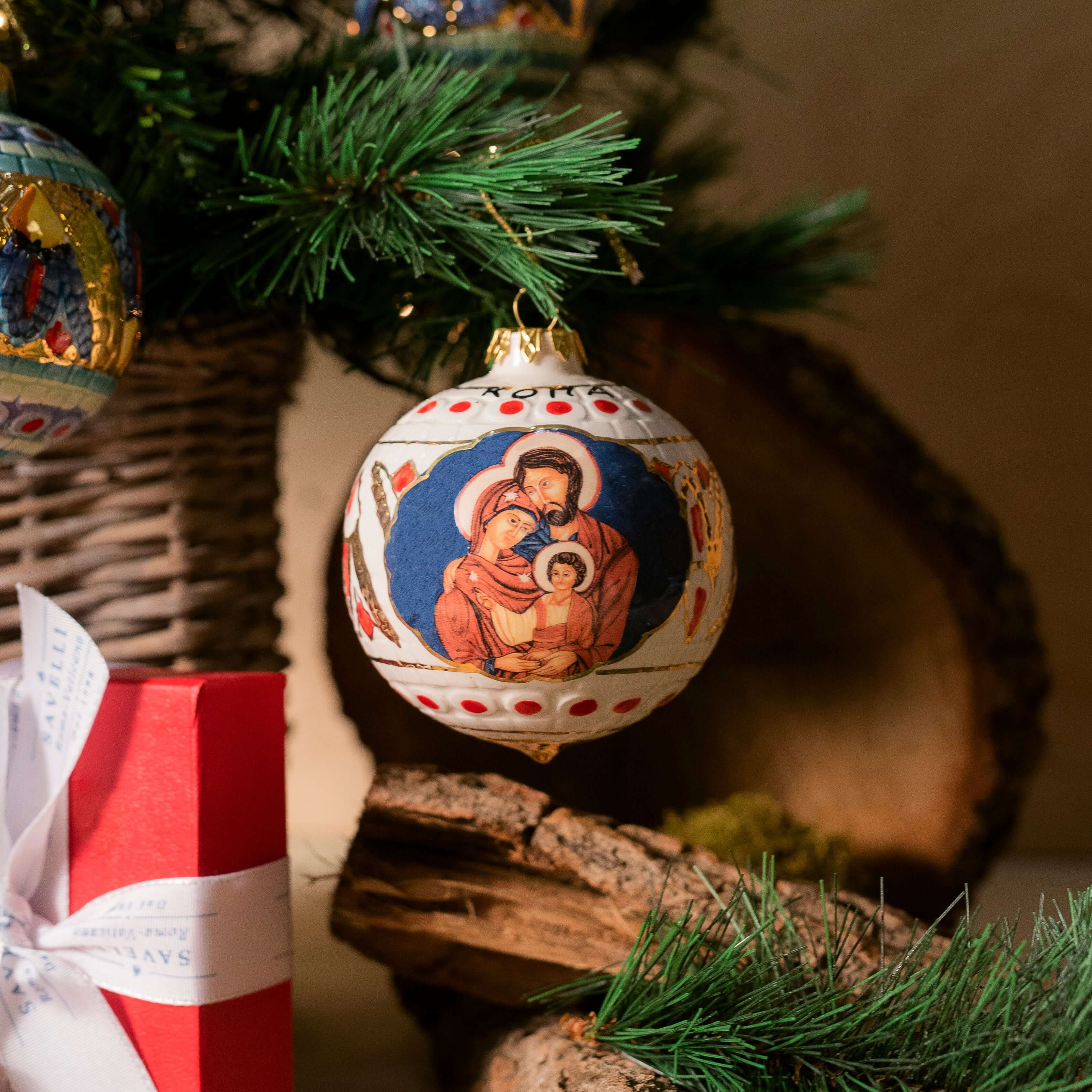 HOLY FAMILY - WHITE CHRISTMAS BAUBLE - CERAMIC - Image 2