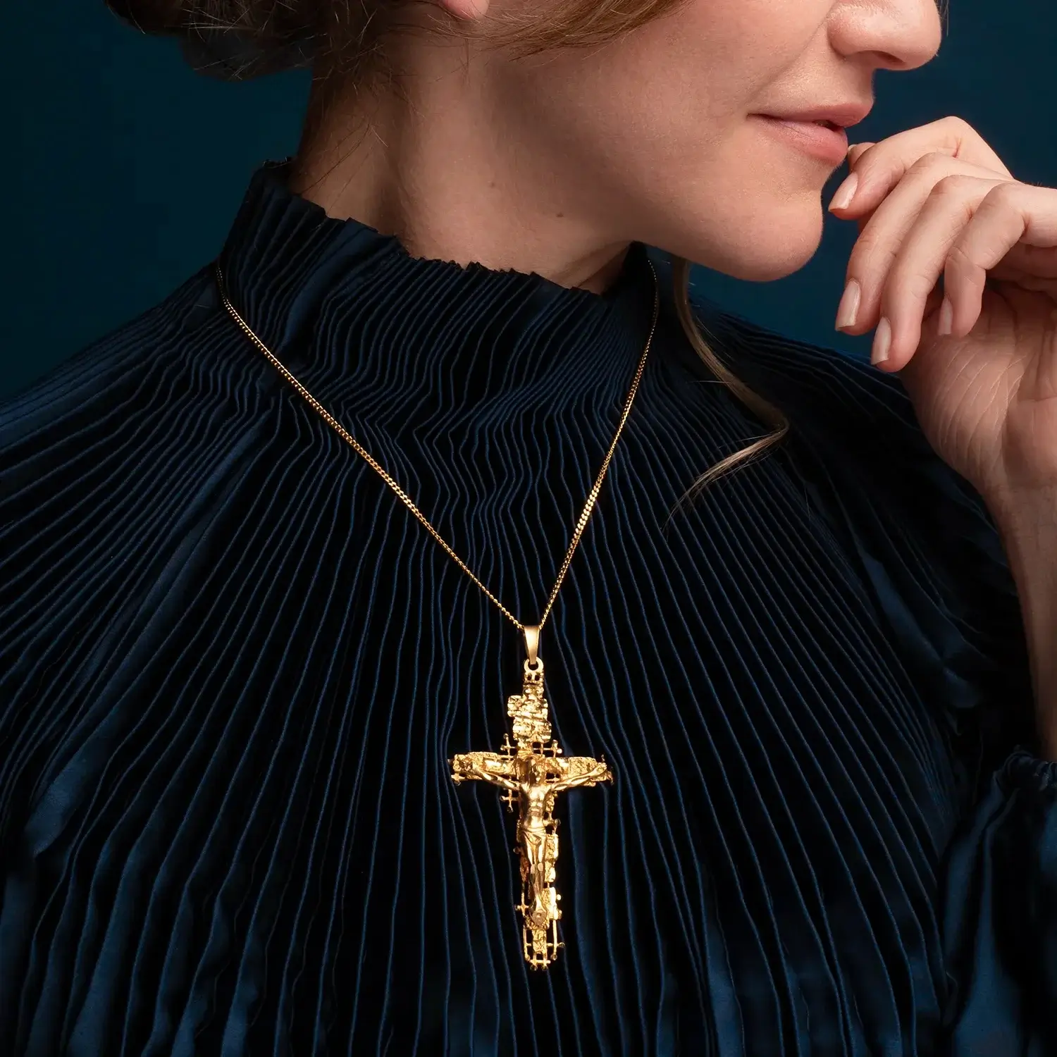 LARGE CRUCIFIX PENDANT - GOLD - Image 2