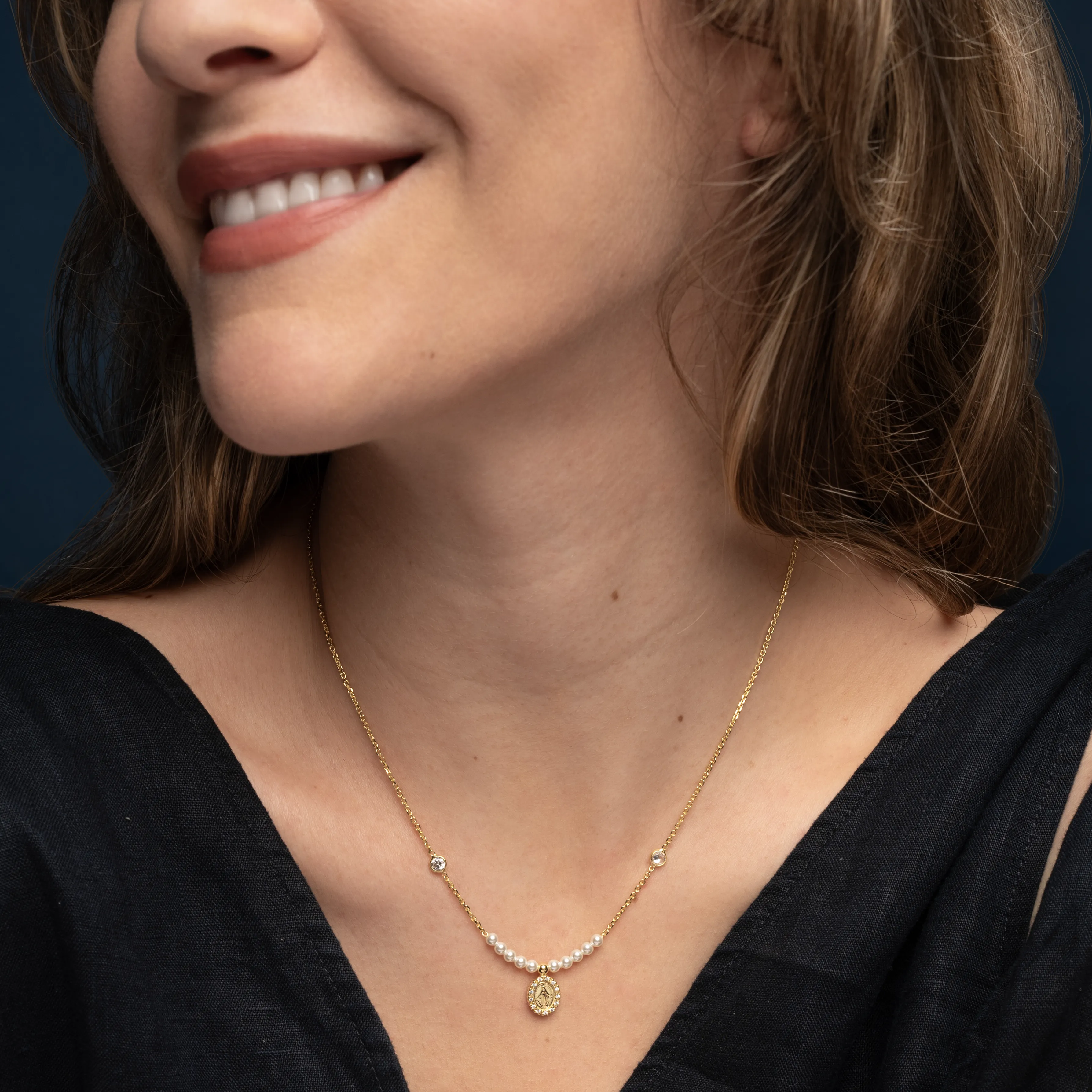 MIRACULOUS MEDAL NECKLACE - GOLDEN SILVER AND PEARLS - Image 3