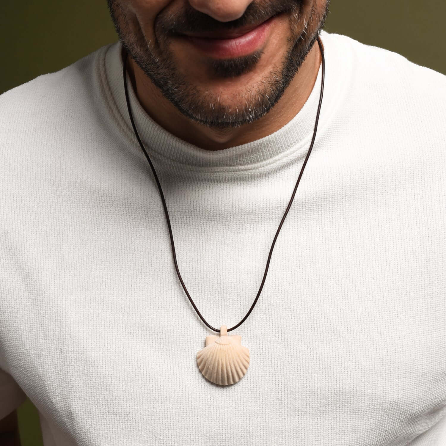 PILGRIMS SHELL - NECKLACE - WOOD AND ROPE - Image 2