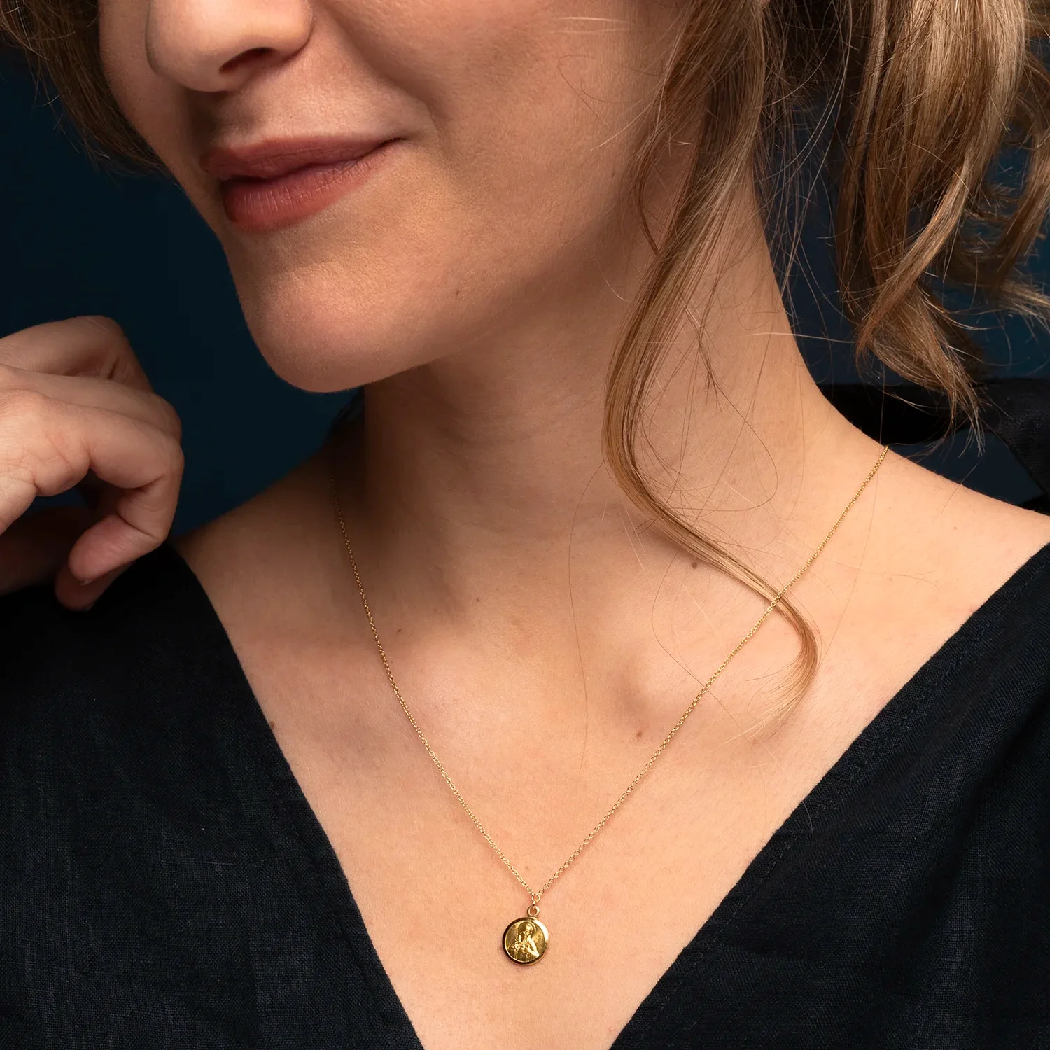 SCAPULAR NECKLACE - GOLD - Image 2